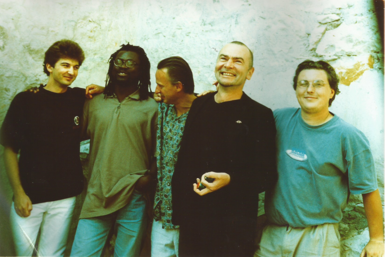 Zdjęcie przedstawiające Voo Voo. InterpretacjePiosenek.pl - Największa baza interpretacji piosenek w Polsce.