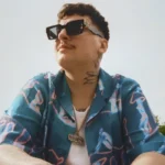 Zdjęcie przedstawiające White 2115. InterpretacjePiosenek.pl - Największa baza interpretacji piosenek w Polsce.