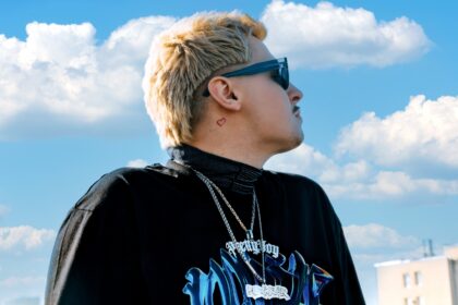 Zdjęcie przedstawiające White 2115. InterpretacjePiosenek.pl - Największa baza interpretacji piosenek w Polsce.