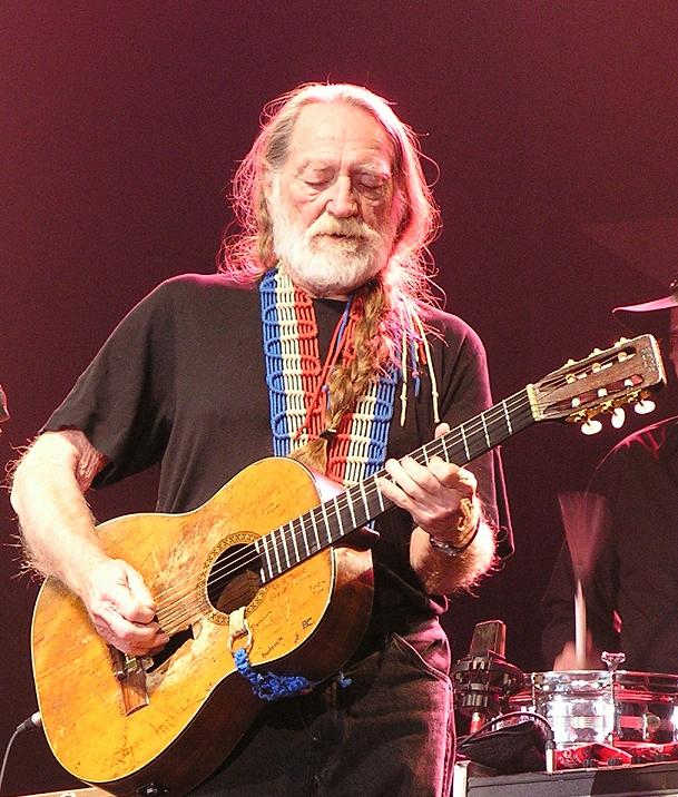 Zdjęcie przedstawiające Willie Nelson. InterpretacjePiosenek.pl - Największa baza interpretacji piosenek w Polsce.