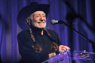 Zdjęcie przedstawiające Willie Nelson. InterpretacjePiosenek.pl - Największa baza interpretacji piosenek w Polsce.
