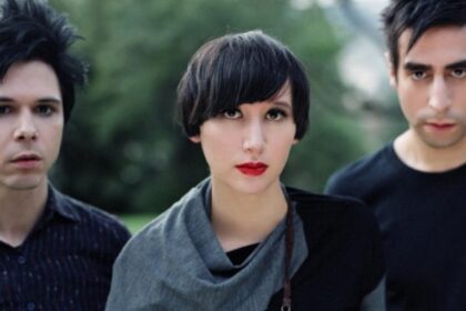 Zdjęcie przedstawiające Yeah Yeah Yeahs. InterpretacjePiosenek.pl - Największa baza interpretacji piosenek w Polsce.