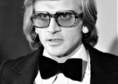 Zdjęcie przedstawiające Zbigniew Wodecki. InterpretacjePiosenek.pl - Największa baza interpretacji piosenek w Polsce.